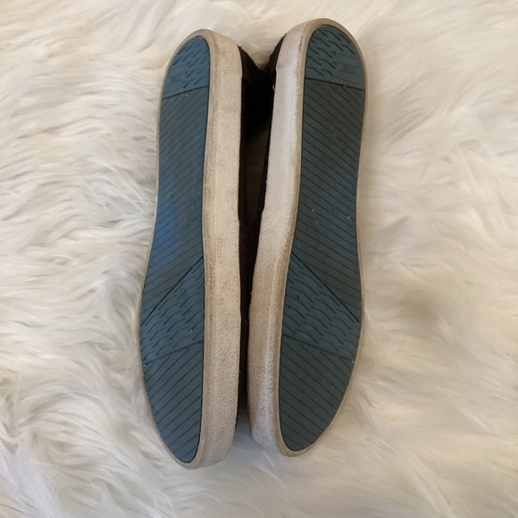Tom’s slip on shoe Woman’s 7.5 black with white soles slightly used - Picture 7 of 16